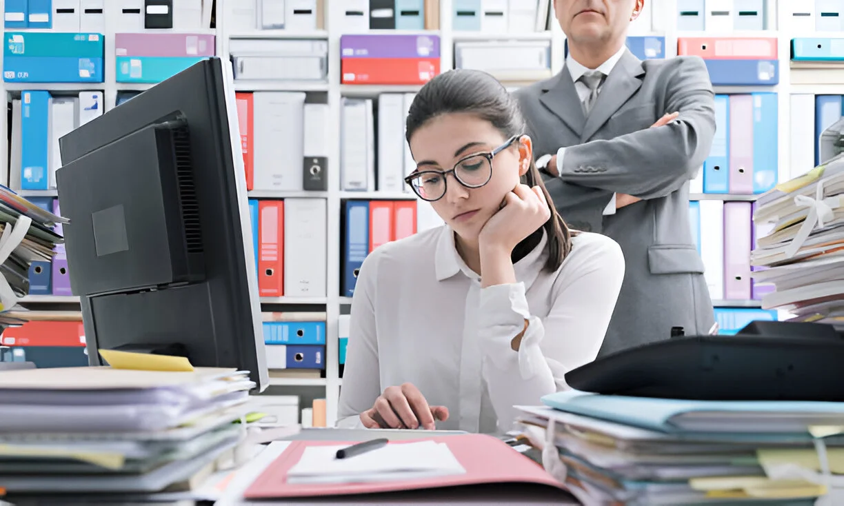 You are currently viewing How to Tell Your Boss to Stop Micromanaging