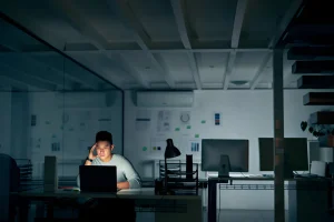 Read more about the article Why some People are More Productive at Night (5 Tips for Night Owls)
